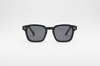 Negro con lentes oscuras