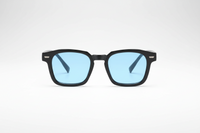 Negro con lentes azules