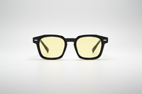 Negro con lentes amarillas
