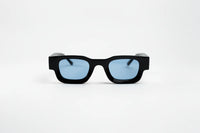 Negro con lentes azules
