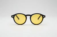 Negro con lentes amarillas