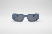 Azul con lentes oscuras
