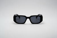 Negro con lentes negras