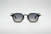 Negro con lentes ahumadas