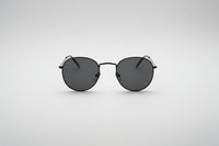 Negro con lentes negras