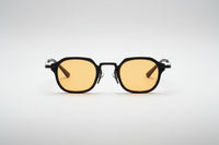 Negro con lentes amarillas