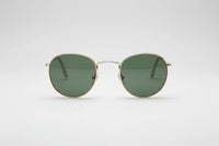 Dorado con lentes verdes