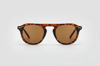 Leopardo con lentes marrones