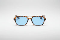 Leopardo con lentes azules