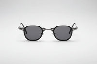 Negro con lentes negras