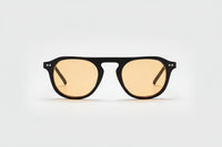 Negro con lentes amarillas