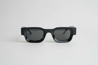 Negro con lentes negras