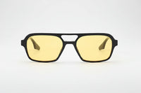 Negro con lentes amarillas