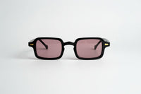 Negro con lentes rosadas