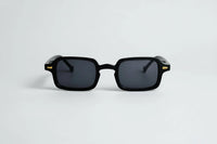 Negro con lentes negras