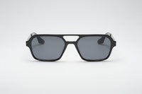 Negro con lentes negras